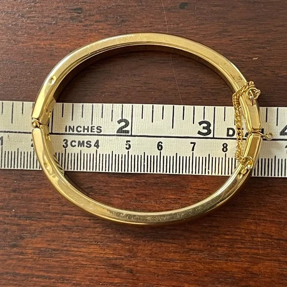 Gold tone oval hinged bangle bracelet - Picture 4 of 5